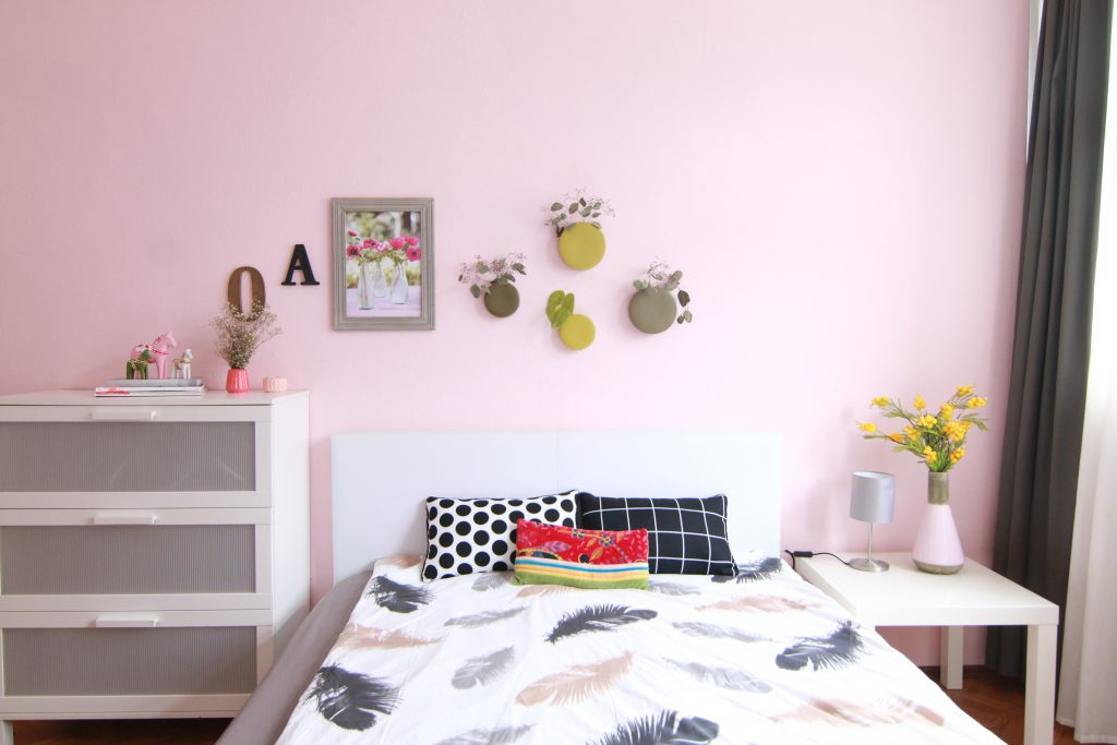 schlafzimmer-in-rose-quartz-und-wandvasen