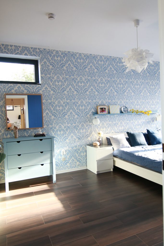 schlafzimmer-mit-mustertapte-in-blau